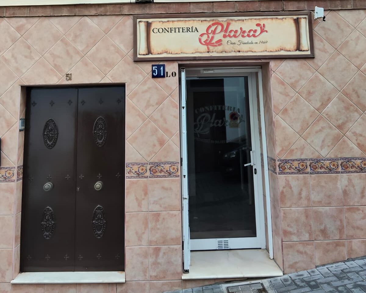 Fachada de la Confitería La Alhaurina en Calle Albaicín